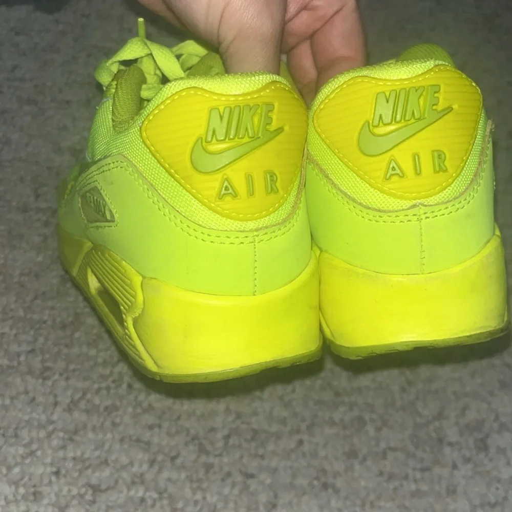 Neon on yellow - Nike Air Max 95